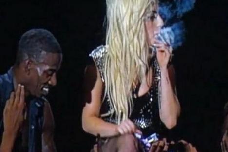 Lady Gaga a fumat marijuana pe scenă (VIDEO)